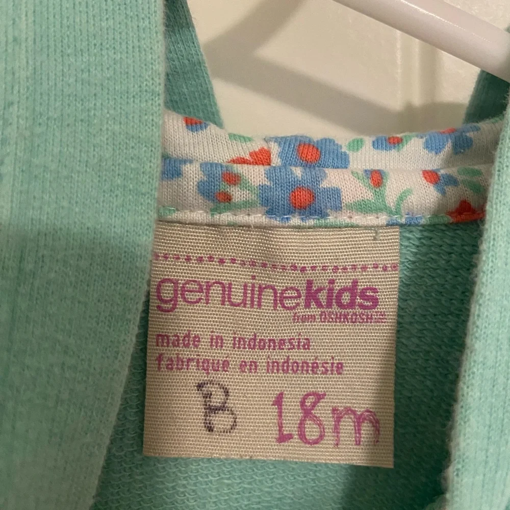 EUC Oshkosh baby girl’s hooded zip button jacket 18 months‎